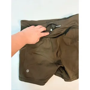 Short lululemon women sz 6 thumbnail 4