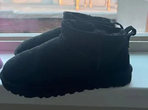 UGG Mini Boots thumbnail 1