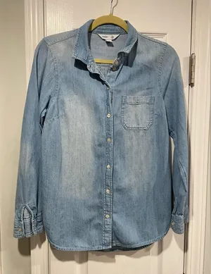 Old Navy Size M The Classic Shirt Light Wash Denim Jean Button Down Collared thumbnail 1