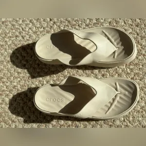 Crocs Getaway Platfrom Cream Thong Flip Flops Sandals Size 10 thumbnail 2