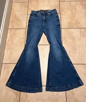 High-Rise Flare Wrangler Jeans thumbnail 1