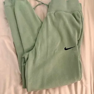 Nike Women's Sage Green Fleece Sweatpants Size M thumbnail 1