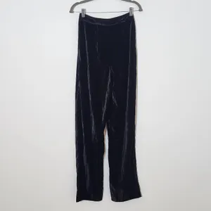 Boohoo Black Velvet Pants NWT Size 2 Tall Black Tapered Crinkle Pants thumbnail 4