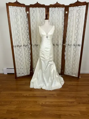 Beautiful Vintage Y2K Moonlight Ivory Taffeta Wedding Gown thumbnail 3