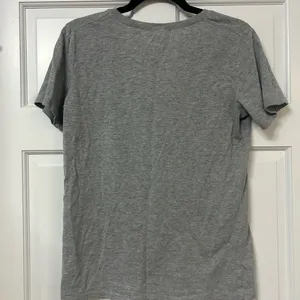 Disney Minnie Mouse Gray Tee with Red and Blue Accents thumbnail 2