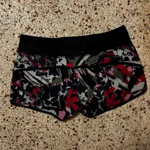Lululemon Run Speed Shorts in the "Pop Cut Boom Juice" size 6 thumbnail 4