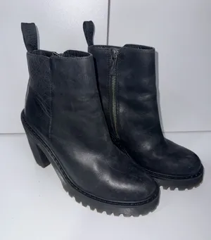 Dr. Martens Chelsea Boots Womens Size 8 Magdalena Black Leather Ankle Zip Heeled thumbnail 1