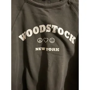 One Clothing Woodstock New York Graphic Cropped Sweatshirt Black Gray M thumbnail 2