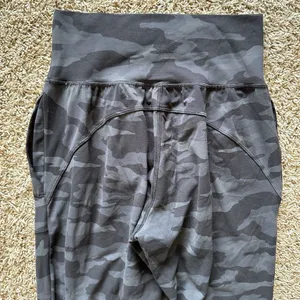 Athleta Womens Size XS Salutation Camo Jogger Pants Gray‎ Black Athleisure thumbnail 4