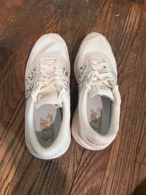 Women’s New Balance Sneakers thumbnail 2