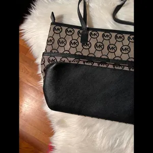 Michael Kors Signature Tote Bag – Stylish & Spacious thumbnail 8