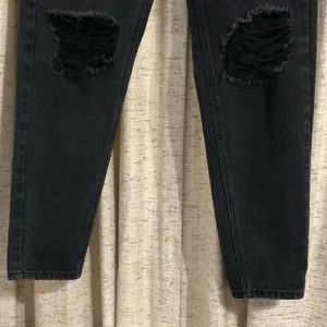 PrettyLittleThing Washed Black Ripped Knee Mom Jeans thumbnail 4