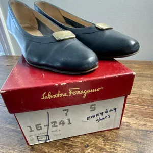 Salvatore Ferragamo Vintage navy heels women's size‎ 7S thumbnail 3
