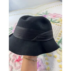 Vintage Betmar New York Black Wool Felt Cloche Hat Pleated Satin Ribbon‎ Band thumbnail 2