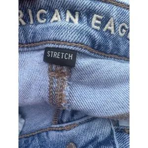 American Eagle Mom Straight Distressed Jeans Medium Wash Stretch‎ Size 4 Regular thumbnail 12