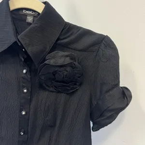 Y2K 2010s Bebe Black Silk Blend Crinkle Rosette Blouse Short Sleeve XS thumbnail 4
