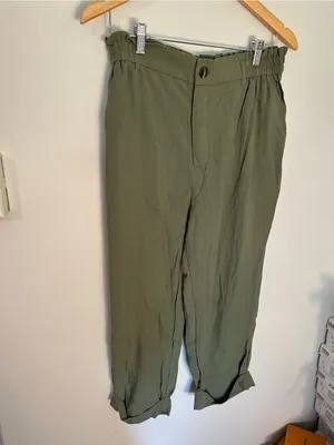 NWOT Halara Women's High Waisted Zipper Pocket Cropped Linen-Feel Pants green thumbnail 2