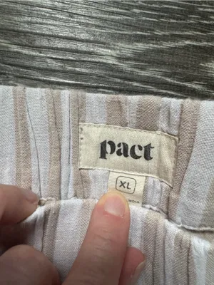 Pact Tan & White Wide Leg Capris XL thumbnail 2