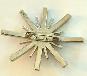Elegant Silver Starburst Brooch thumbnail 2