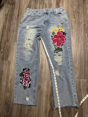 Women’s Straight-Leg Embroidered Light Blue Jeans thumbnail 6
