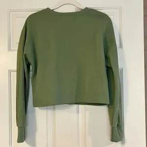 Zesica Women’s Green Cropped Sweatshirt Medium thumbnail 2