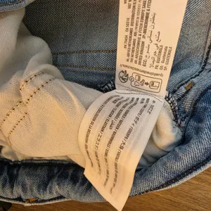Abercrombie & Fitch Curve Love 90s Straight Ultra High Rise Criss Cross Jeans 34 thumbnail 4