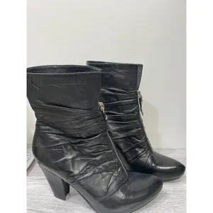 Earthies Montera Black‎ Leather Ruched Front Zip Ankle Boots Womens 7B Booties thumbnail 2