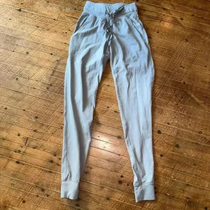 Zyia Ascend light gray XS athletic weekender joggers thumbnail 2
