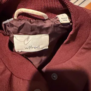 NWOT Aritzia Wilfred Poussin Bomber Burgundy thumbnail 3