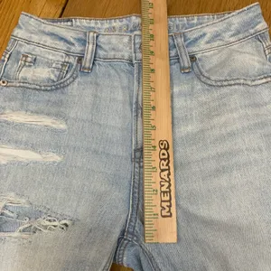American Eagle Mom Jean Strigid Light‎ Wash Distressed Ripped Denim Size 0 Long thumbnail 3