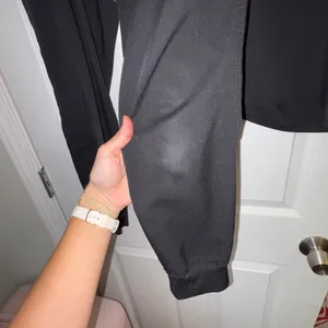 Med Couture Black Scrub Jogger Pants with V-Neck Top Set thumbnail 5