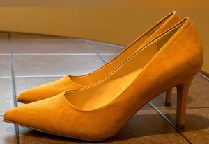 Xappeal Yellow Mustard Suede Heels Sz 7.5 3 Inch Heels. thumbnail 4