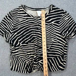 H&M Zebra Print Knotted Cropped Tee Shirt Womens Medium Short Sleeve Black/Beige thumbnail 4