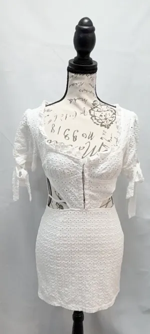 Pretty Little Thing 👗✨ Petite White Eyelet Cut-Out Mini Dress (US 2) 🤍🌸 thumbnail 6