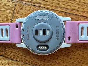 Garmin Vivoactive 4S Rose Gold and Pink Run Band thumbnail 6
