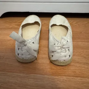UGG Size 6 Off White Flats thumbnail 4