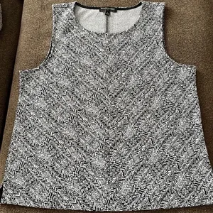 Banana Republic Sleeveless Black and White Abstract Pullover Shell- Large thumbnail 10