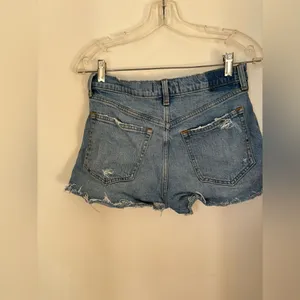 Abercrombie & Fitch The Mom Short High Rise Size 27/4 Medium Wash thumbnail 5