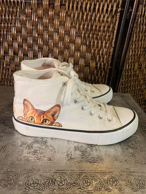 Cat Peeking Converse-Style Sneakers Size 8 thumbnail 3