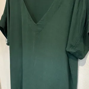 Madewell Forest Green V-Neck Short Sleeve dress thumbnail 2