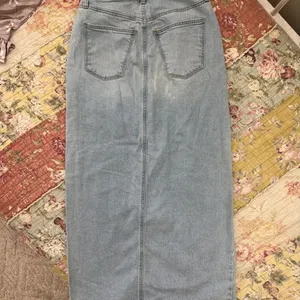Universal Threads Light Wash Denim Jeans thumbnail 4