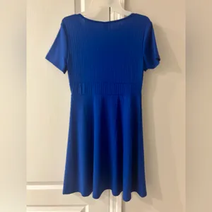 NWT Women’s Royal Blue V-Neck Dress Size Medium thumbnail 4