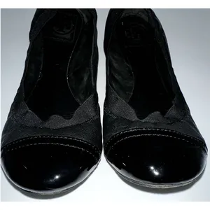 Tory Burch Black Leather Ballet Flats‎ with Patent Toe Size 9M thumbnail 2