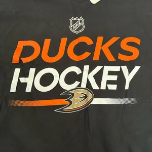 Anaheim‎ Ducks Hockey T-Shirt medium thumbnail 2