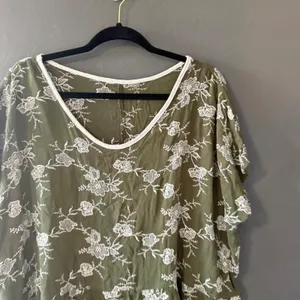 Olive Green Floral Embroidered Peplum Babydoll Top‎ Short Sleeve Boho Peasant thumbnail 2