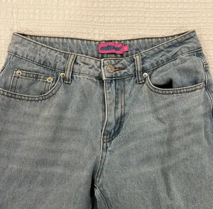 Edikted Raelyn Low Rise Light Wash Jeans XS thumbnail 2
