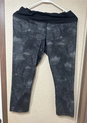 Women’s Black Athletic Capri Leggings Size M thumbnail 1