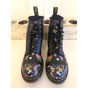 Dr Martens 1460 Pascal Boots Womens Size 8 Black Floral Leather Combat‎ Ankle thumbnail 2