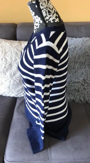 NEW YORK & COMPANY Blue & White V-Neck Jersey Top thumbnail 2