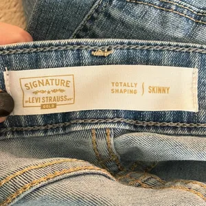 🔹 4 for $30 Levi Strauss Signature Gold Totally Shaping Skinny Jeans, Size 4 thumbnail 6